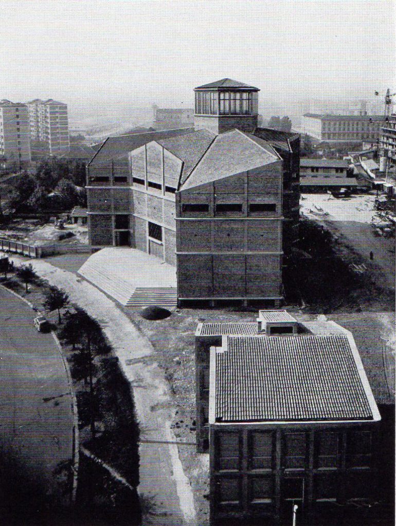 Veduta della chiesa dal lato di via Colonna – 1955