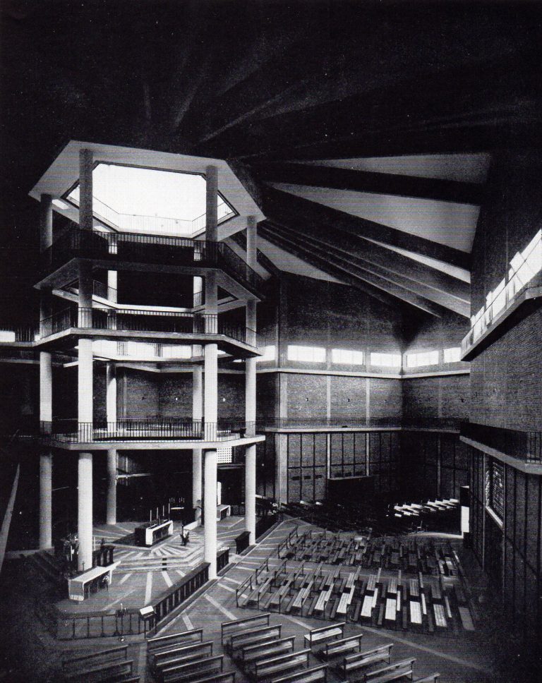 Veduta dell’interno con il particolare dei due altari laterali – 1955