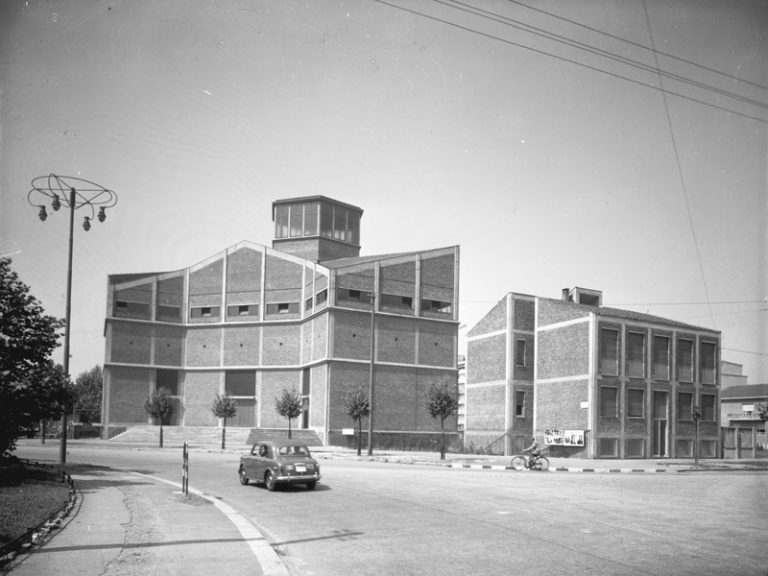 La chiesa e la casa parrocchiale – 1955